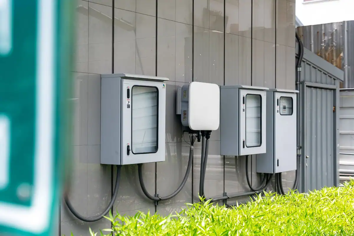 Cutii electrice exterioare cu cabluri pe fațada unei clădiri