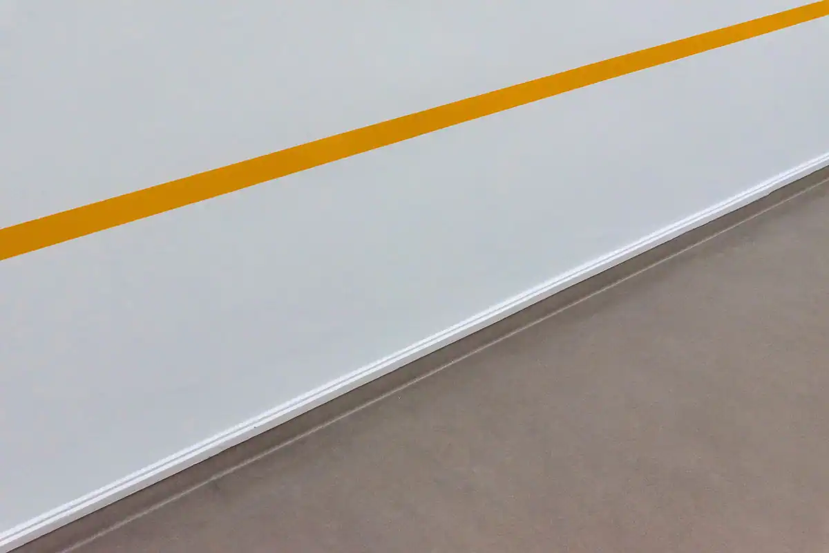 Încăpere minimalistă cu pardoseală nouă, după izolarea fonică