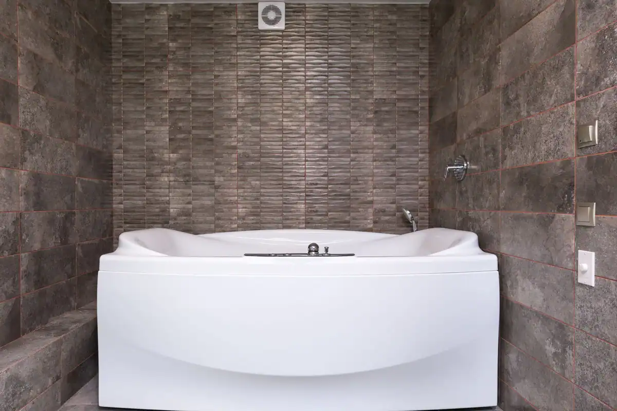 Baie contemporană cu cadă albă, baterie metalică și duș