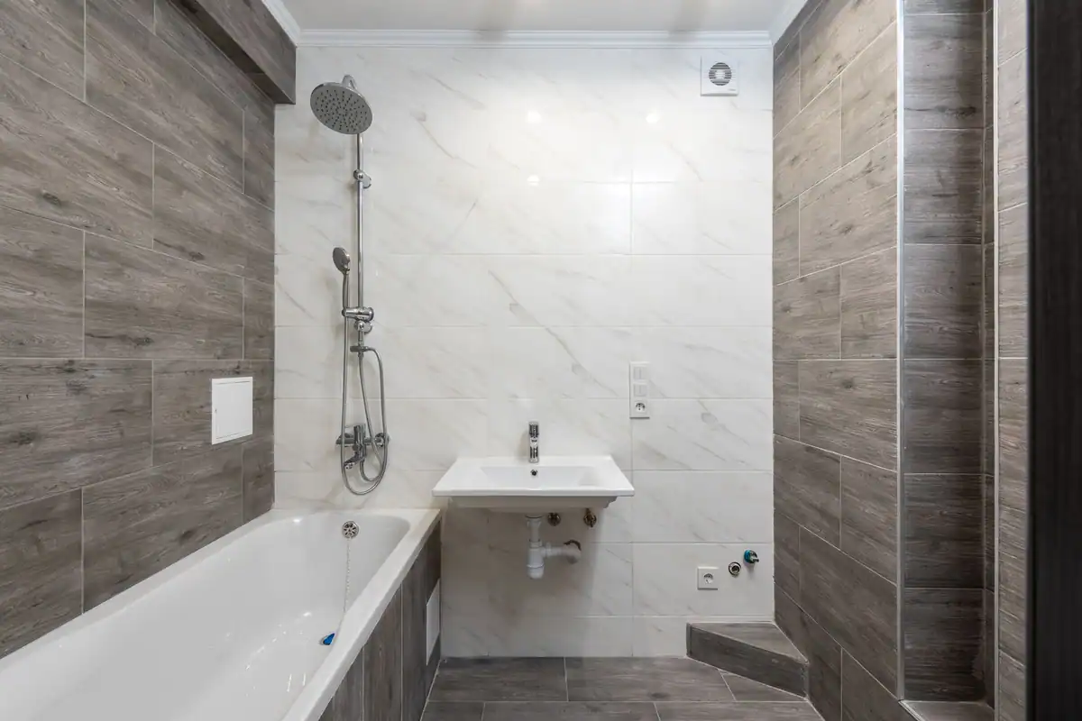 Baie modernă cu detalii din lemn și design simplu
