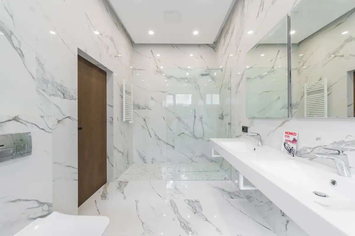 Baie din marmură albă cu obiecte sanitare moderne