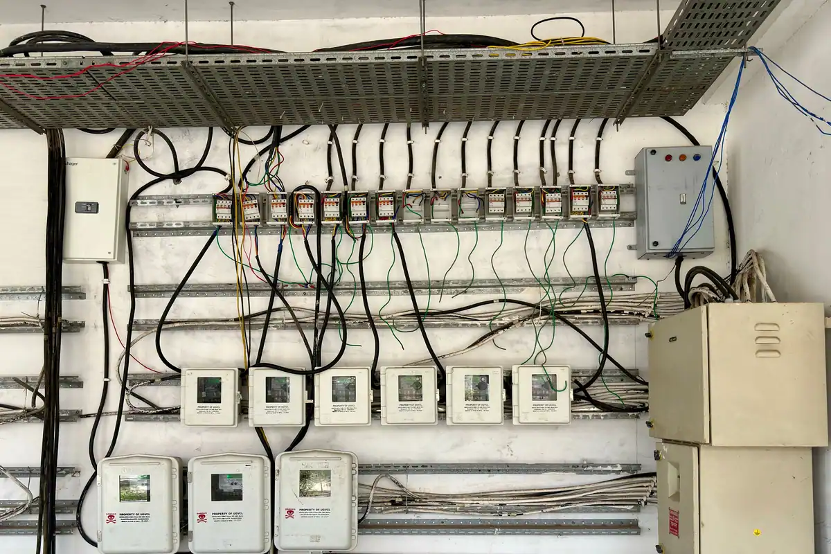Panouri electrice și cablaj complex într-o încăpere tehnică