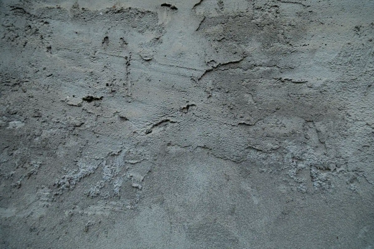 Perete de beton cu fisuri și textură aspră